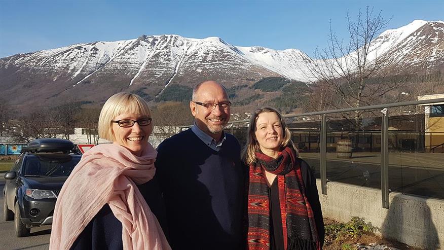 Folkehelsekoordinator Ingvild Endal saman med Michael Fuller-Gee og Tone Helen Jørgensen.